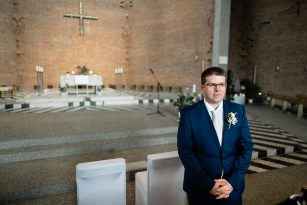 Lo sposo aspetta all'altare l'arrivo della sposa