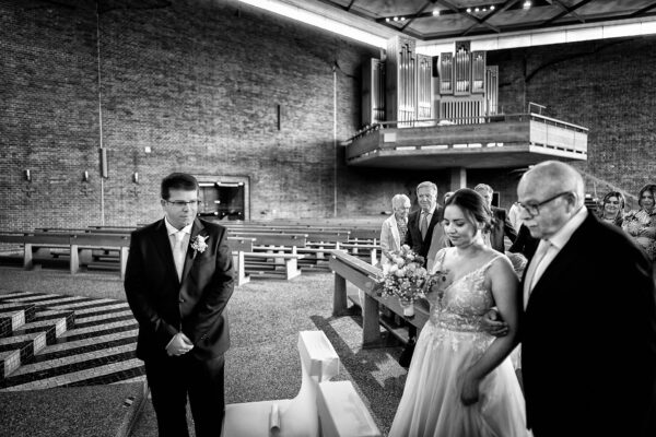 L'emozionante ingresso della sposa in chiesa