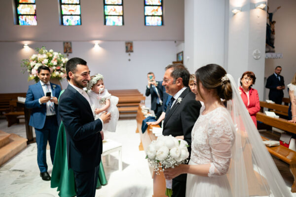 L'arrivo della sposa all'altare, accompagnata dal padre