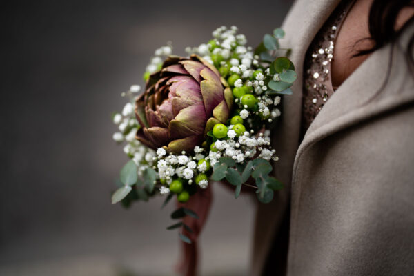 Il bouquet della sposa è un fiore di carciofo