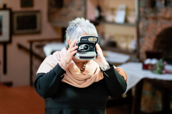 La mamma della sposa scatta una polaroid